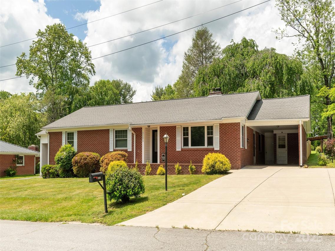 1101 Cherokee Dr., Hendersonville, NC 28739