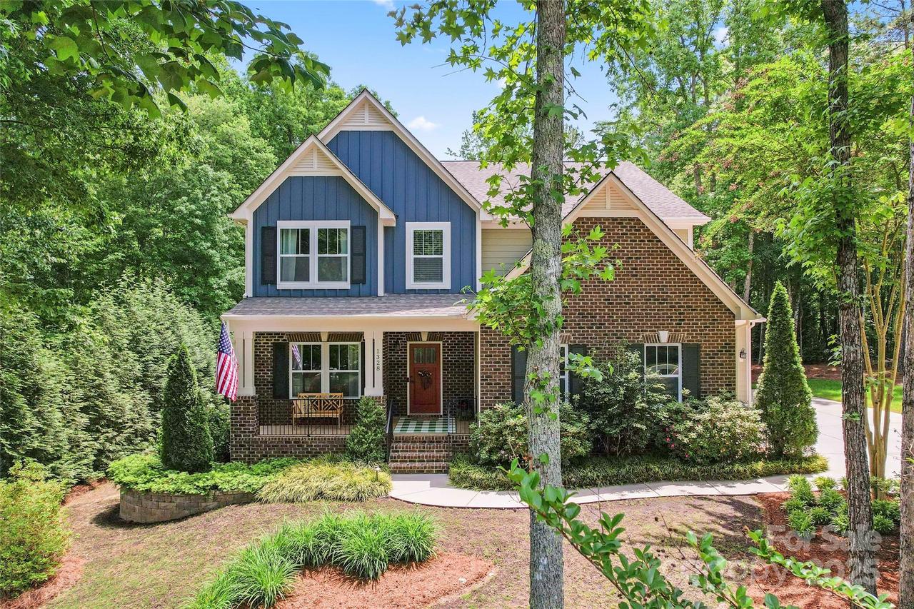 1328 Huntcliff Dr., Waxhaw, NC 28173