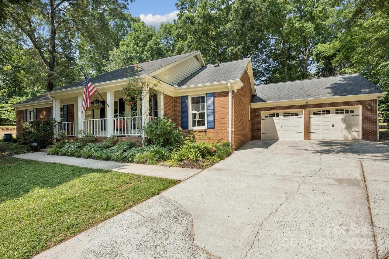 405 Scarborough Ln., Matthews, NC 28105