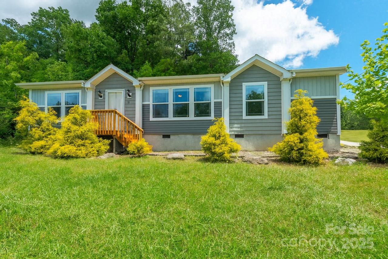 11 Bartlett Ave., Black Mountain, NC 28711