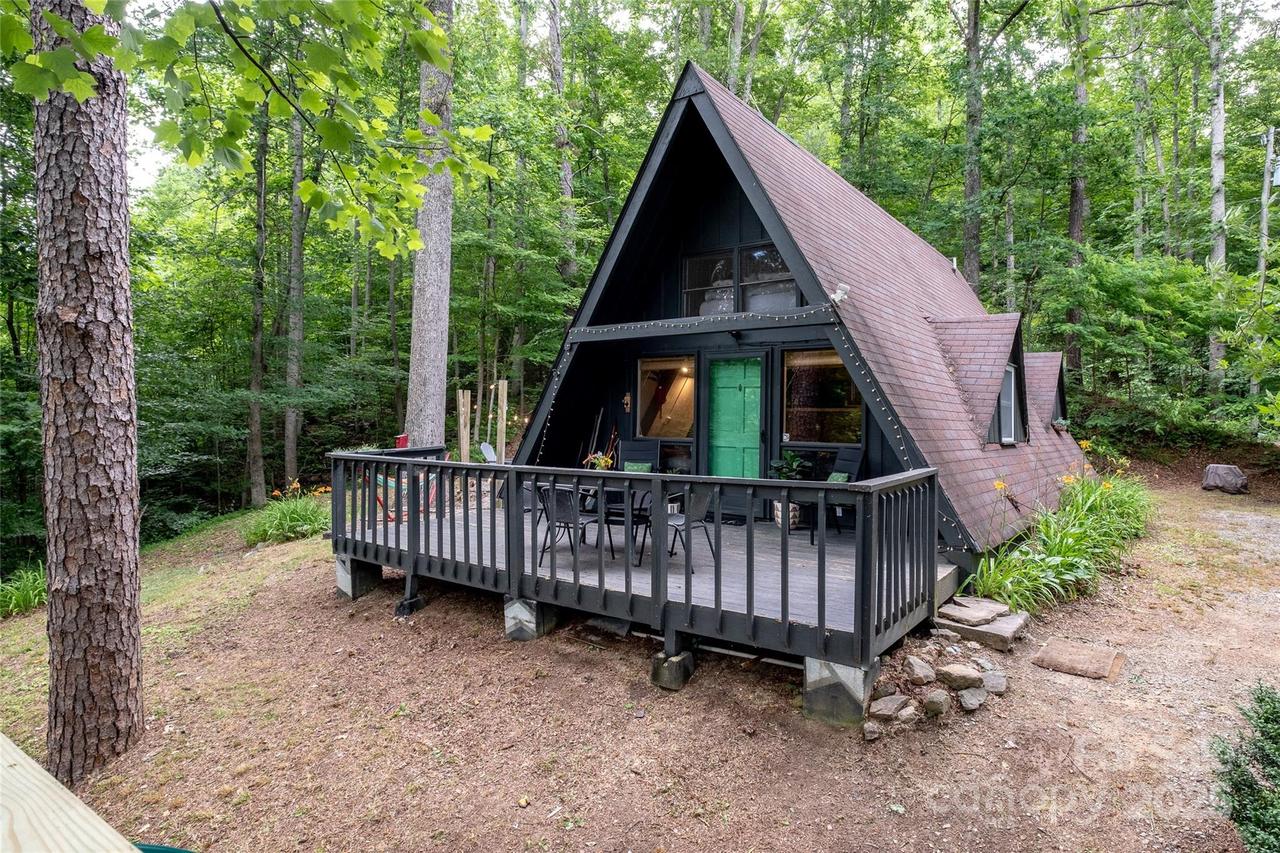 155 Chriscott Ln., Saluda, NC 28773