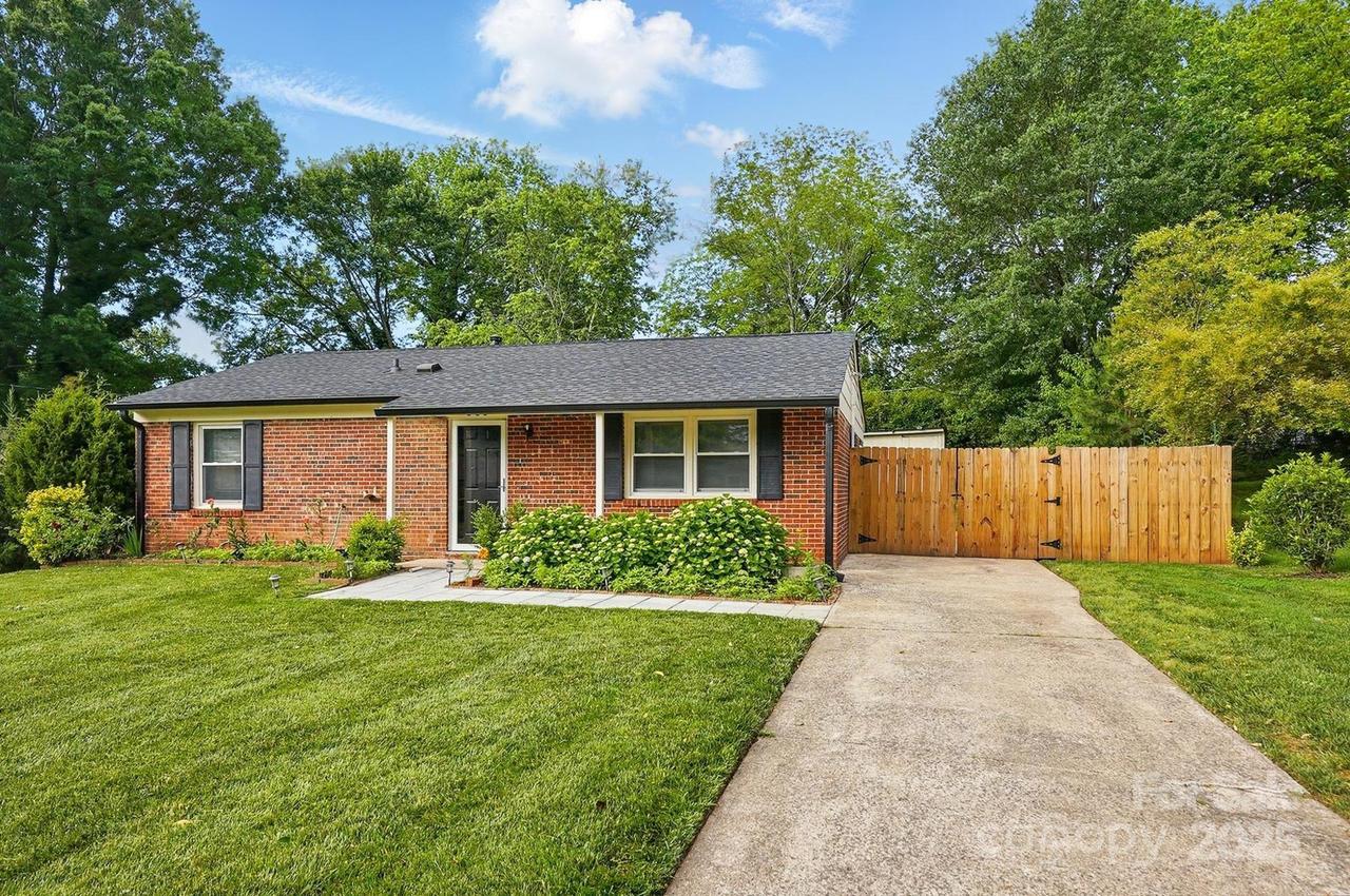 529 Dedmon Dr., Charlotte, NC 28216