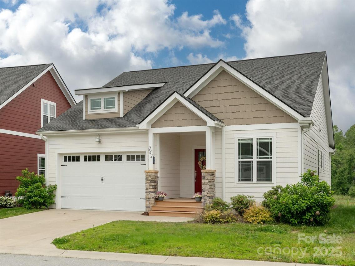242 Leyland Cir., Hendersonville, NC 28792