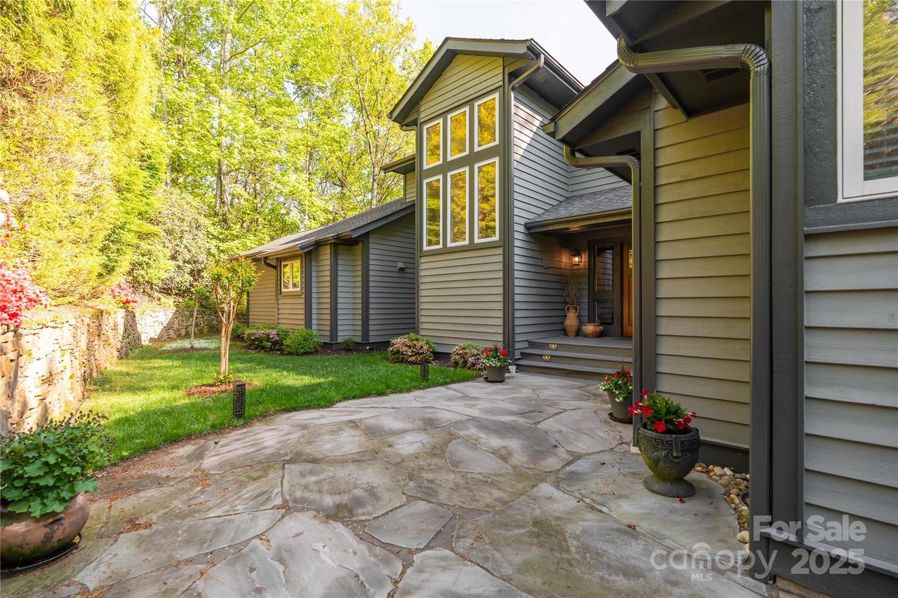 107 Spruce Ln., Zirconia, NC 28790