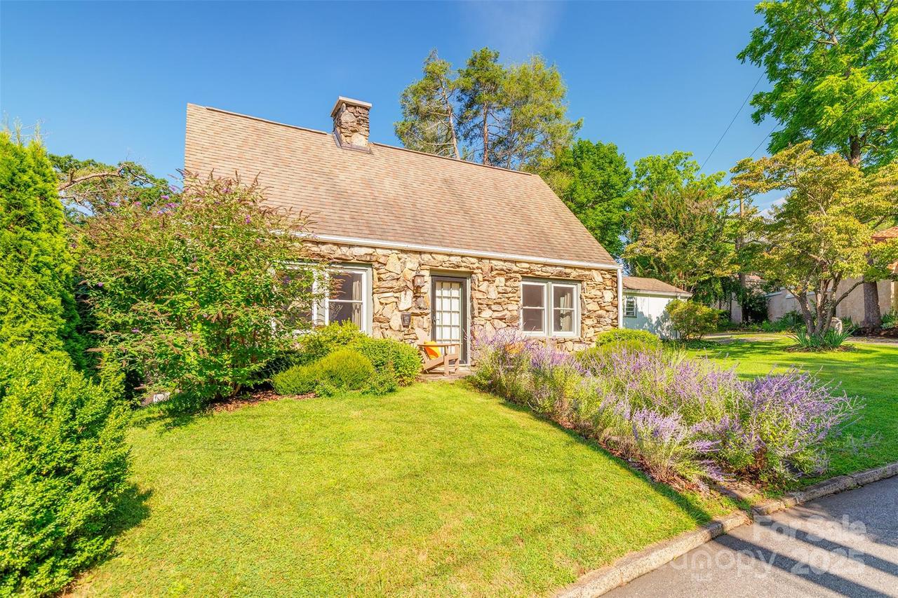 6 Craggy Cir., Asheville, NC 28803