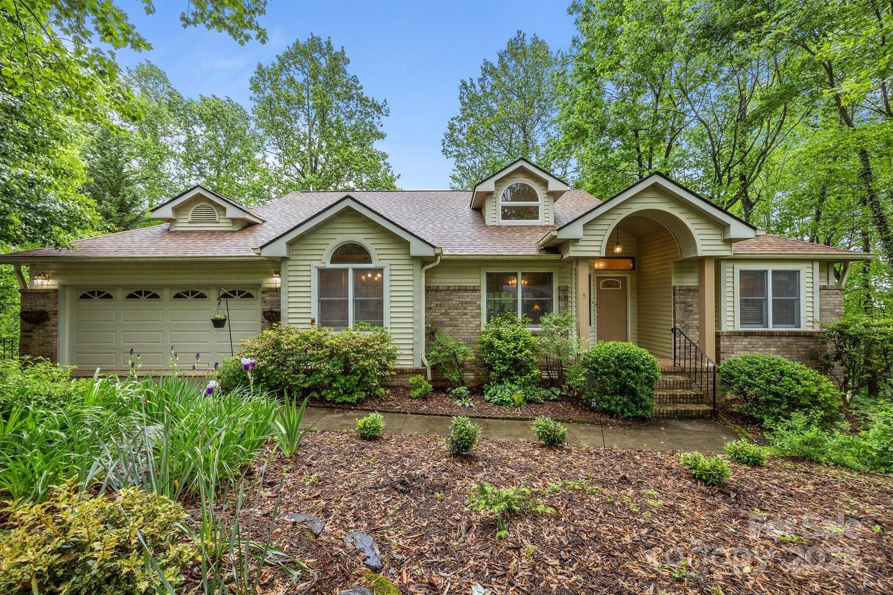 5 Governors Dr., Hendersonville, NC 28791