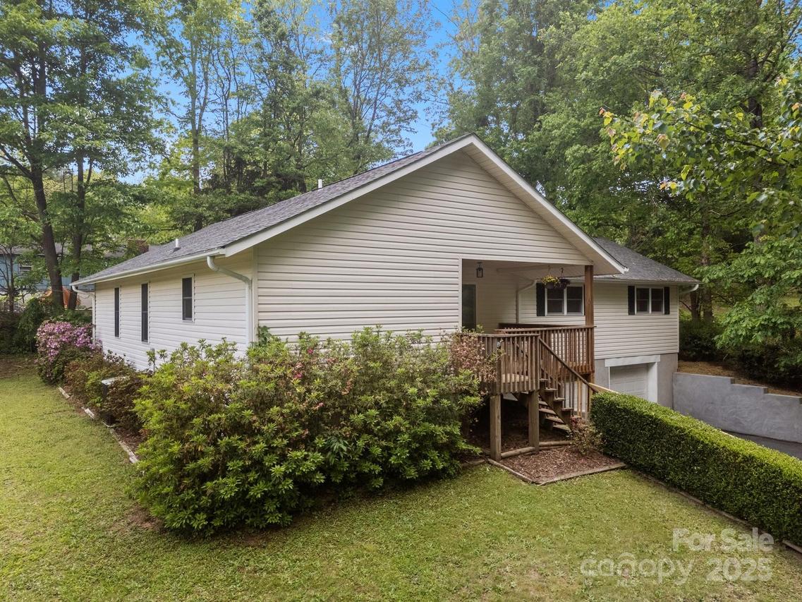 16 Lake Forest Ln., Hendersonville, NC 28739