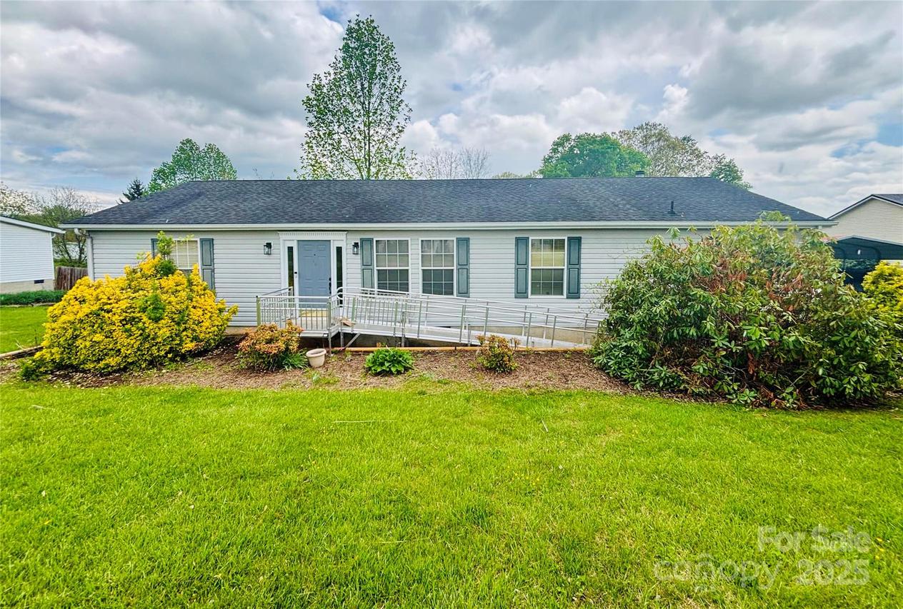 16 English Oaks Dr., Candler, NC 28715