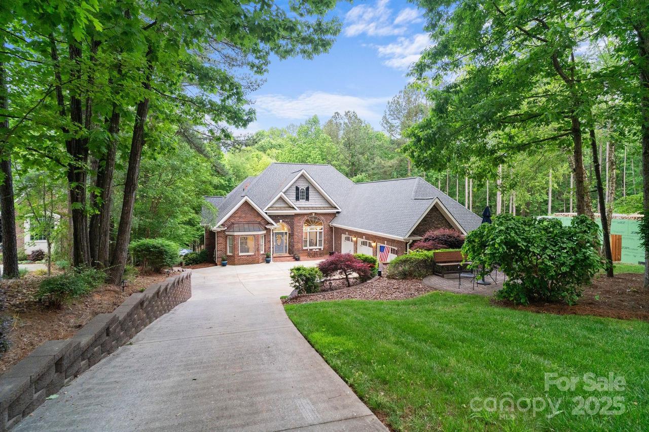 2200 Capes Cove Dr., Sherrills Ford, NC 28673