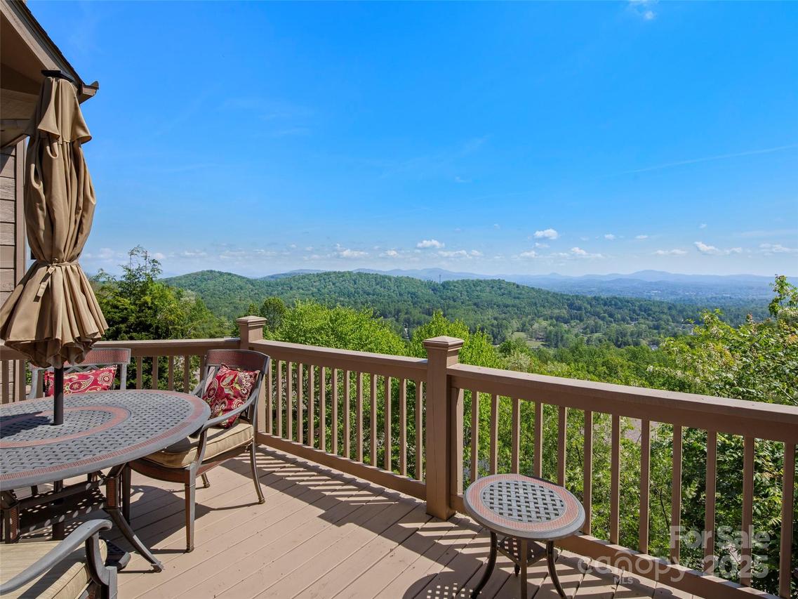 167 Country Ridge Rd., Laurel Park, NC 28739