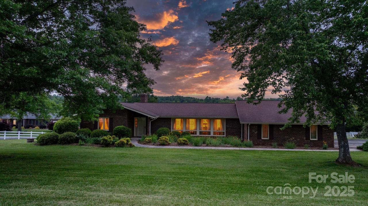 2448 Moss Farm Rd., Hickory, NC 28602