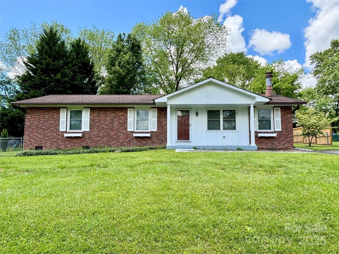 34 W Broadleaf Dr., Hendersonville, NC 28739