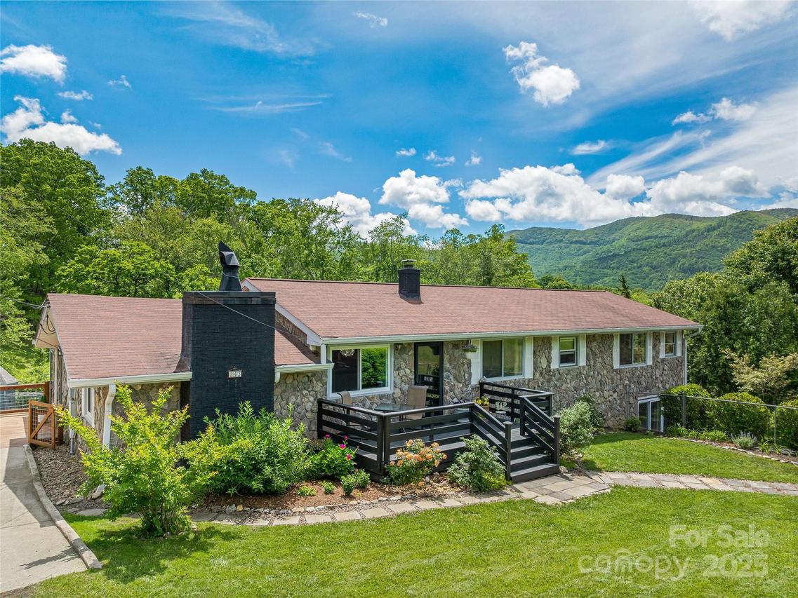 143 Mountain Crest Rd., Swannanoa, NC 28778