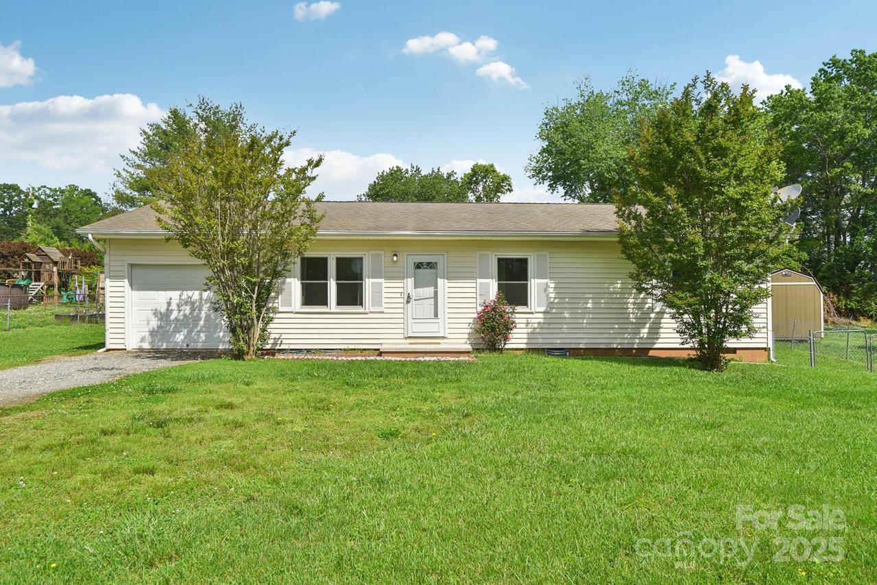 1181 Runway Dr., Hendersonville, NC 28792