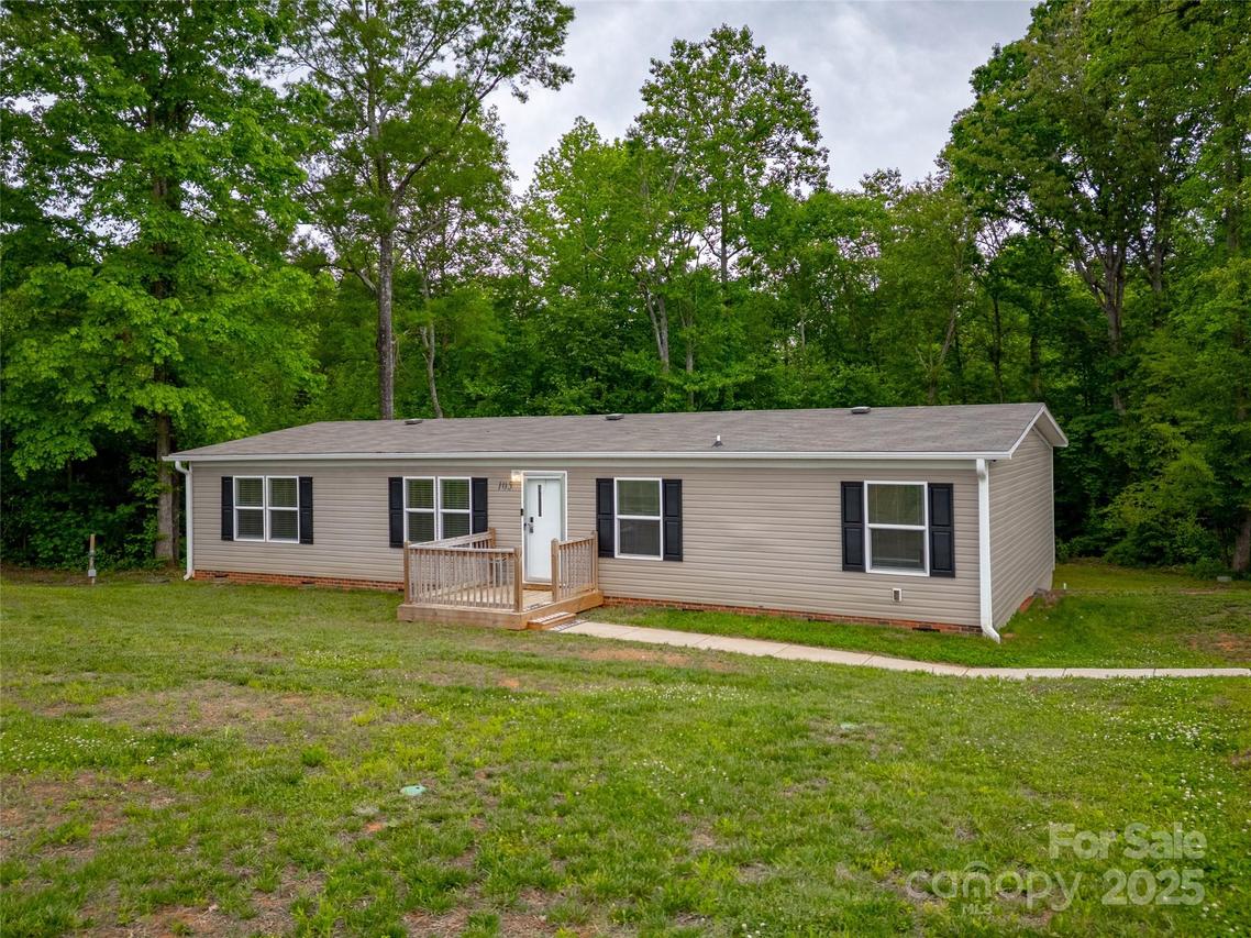105 Peridot Dr., Statesville, NC 28625