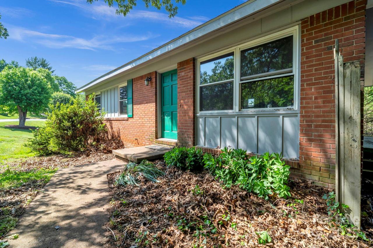 40 Evelake Dr., Asheville, NC 28806