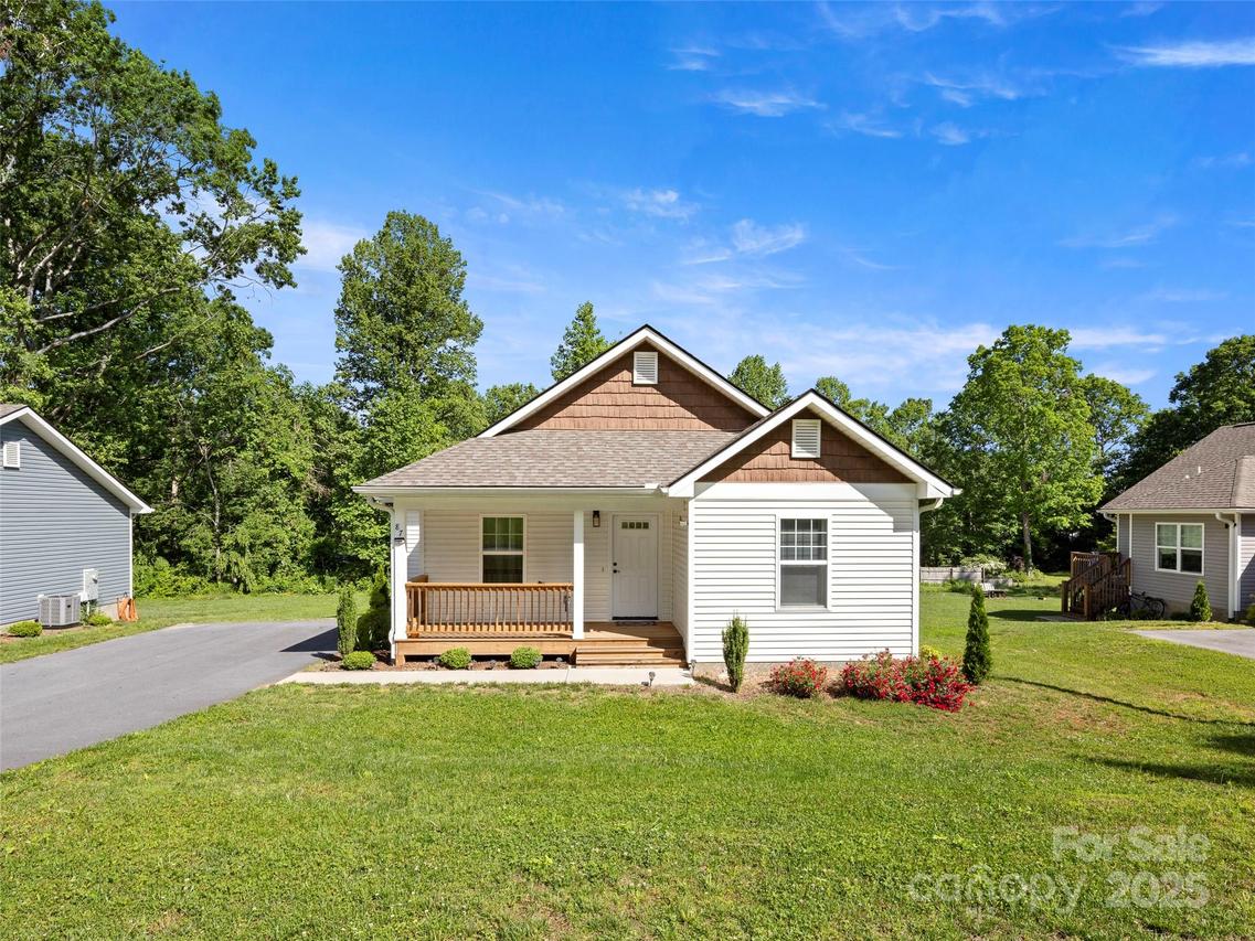 87 Markley Dr., Flat Rock, NC 28731
