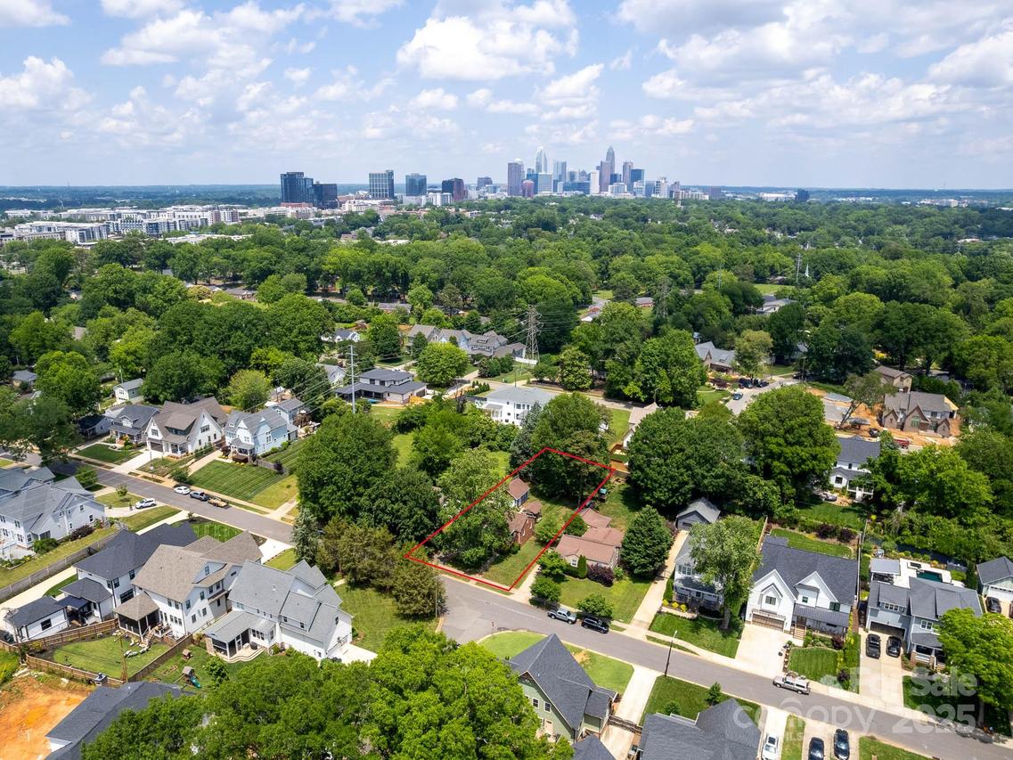 557 Melbourne Ct., Charlotte, NC 28209