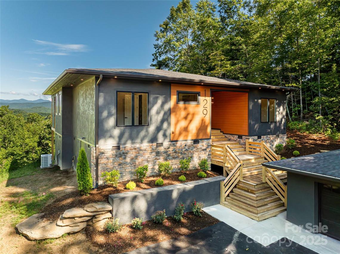 129 Parkway View Dr., Hendersonville, NC 28739