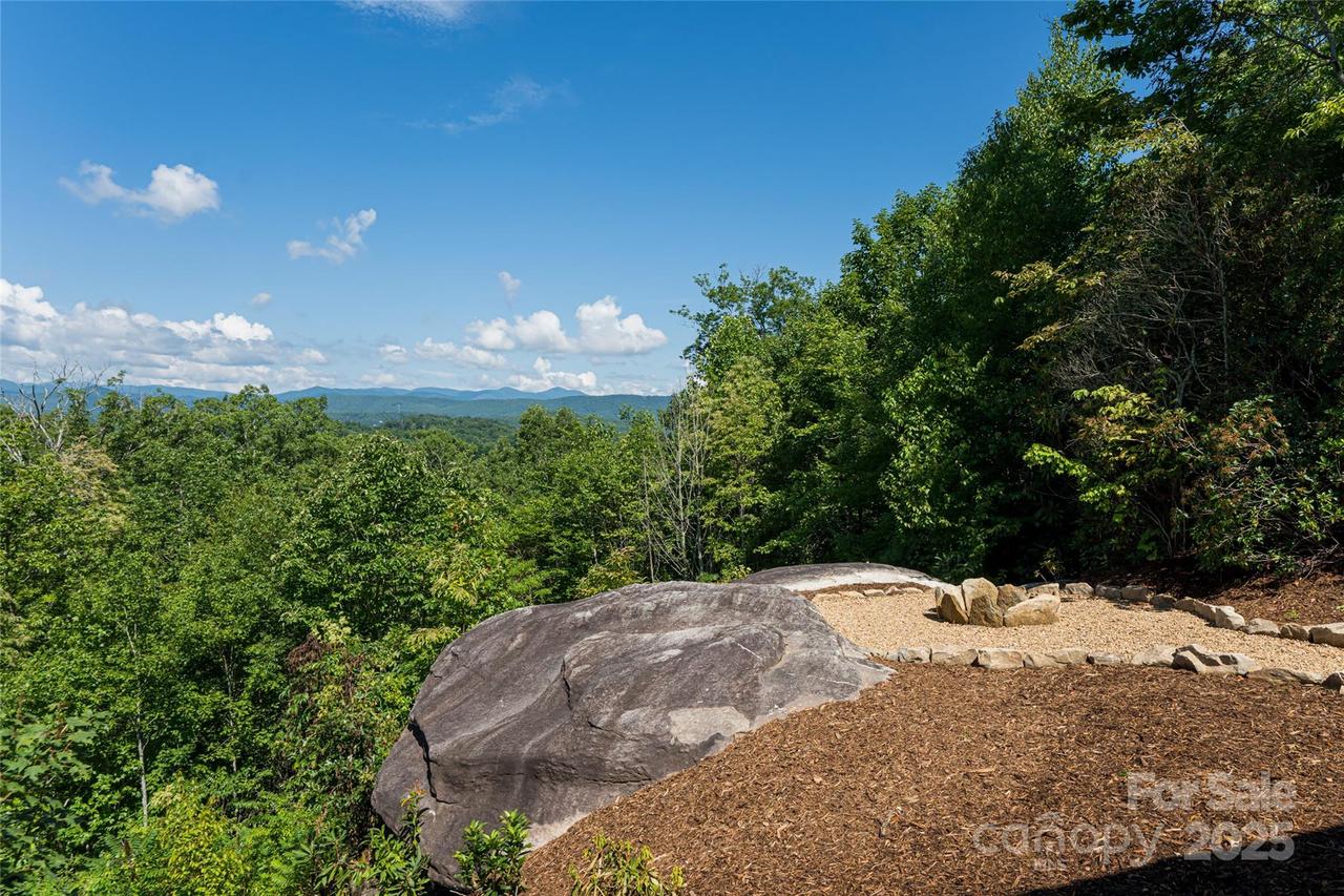 129 Parkway View Dr., Hendersonville, NC 28739