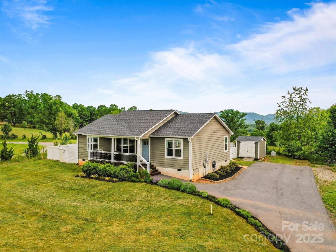 128 Lewis Ln., Candler, NC 28715