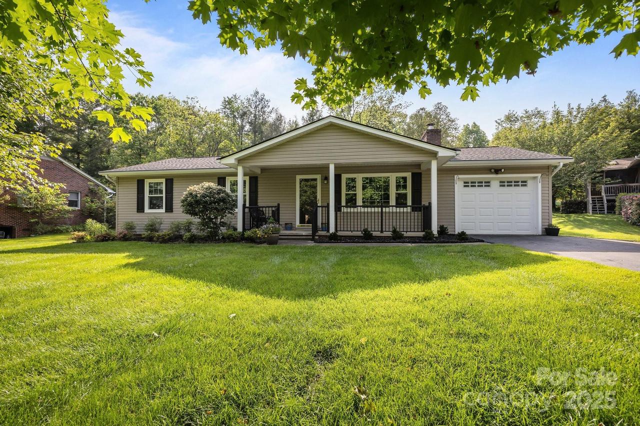 16 Pine Spring Dr., Asheville, NC 28805