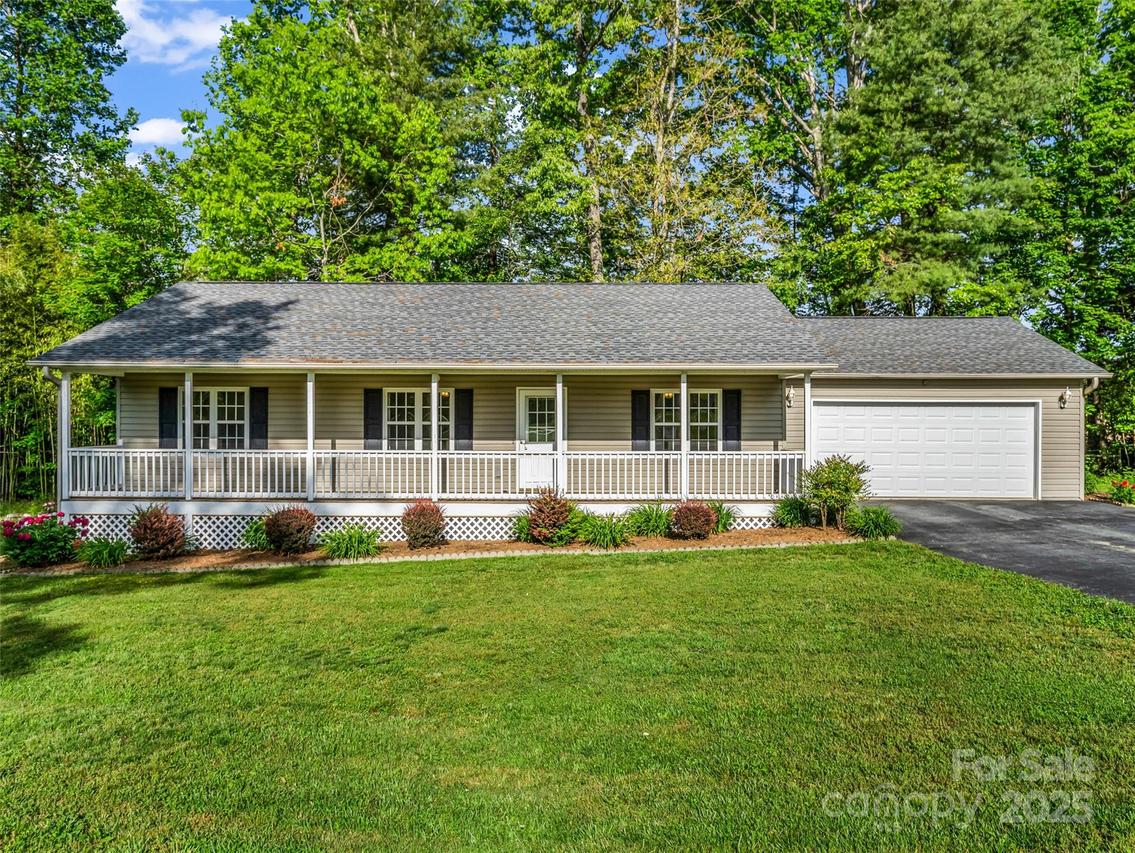 77 Simmons Dr., East Flat Rock, NC 28726
