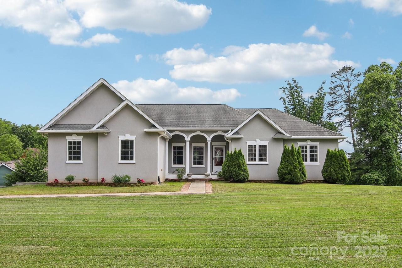 150 Baton Ln., Hendersonville, NC 28792