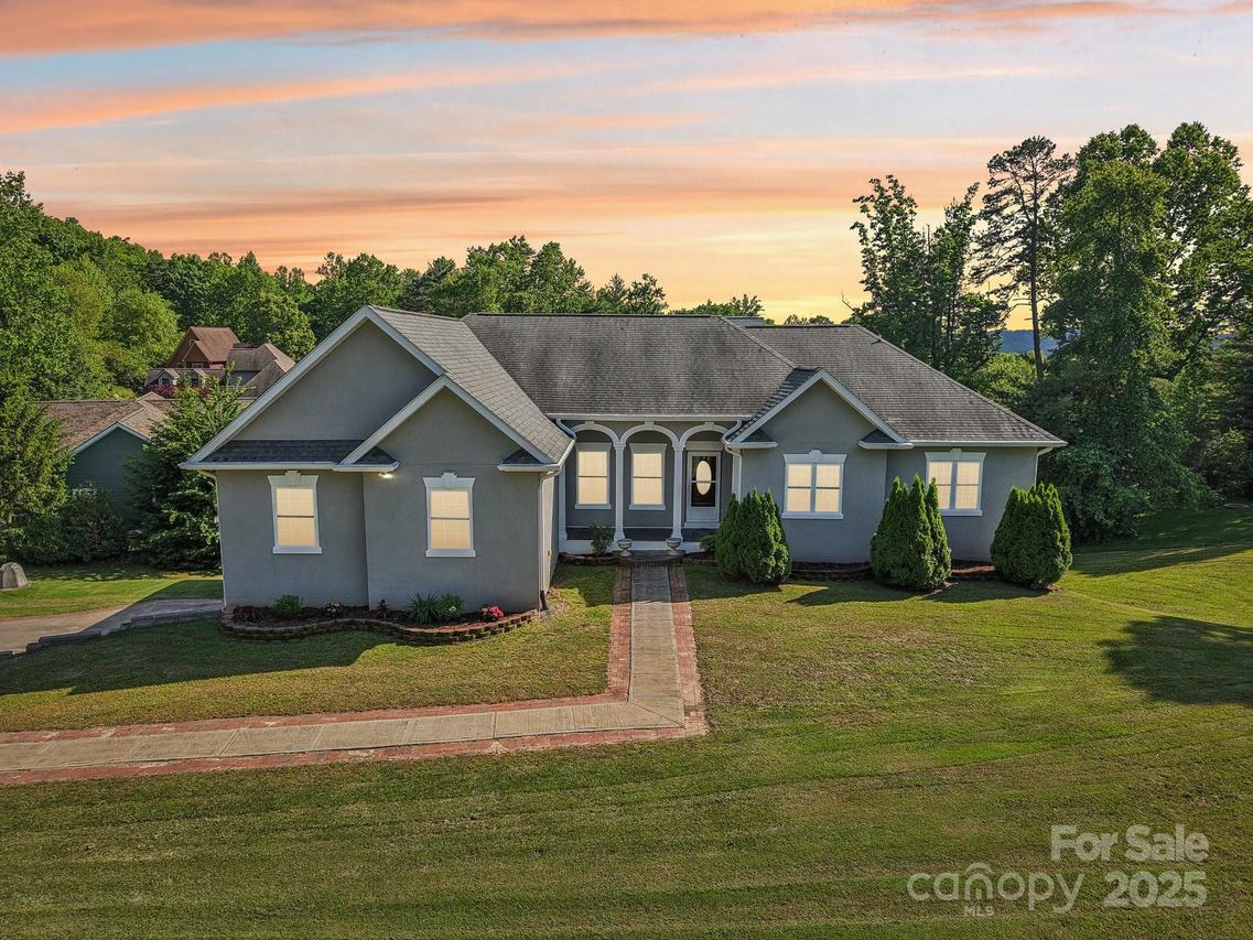 150 Baton Ln., Hendersonville, NC 28792