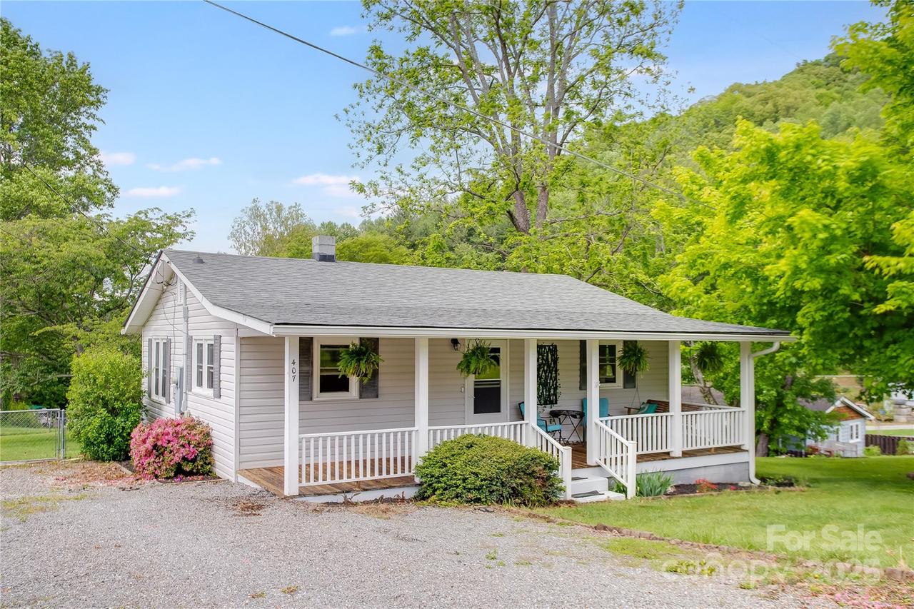 407 Valley View Cir., Waynesville, NC 28786