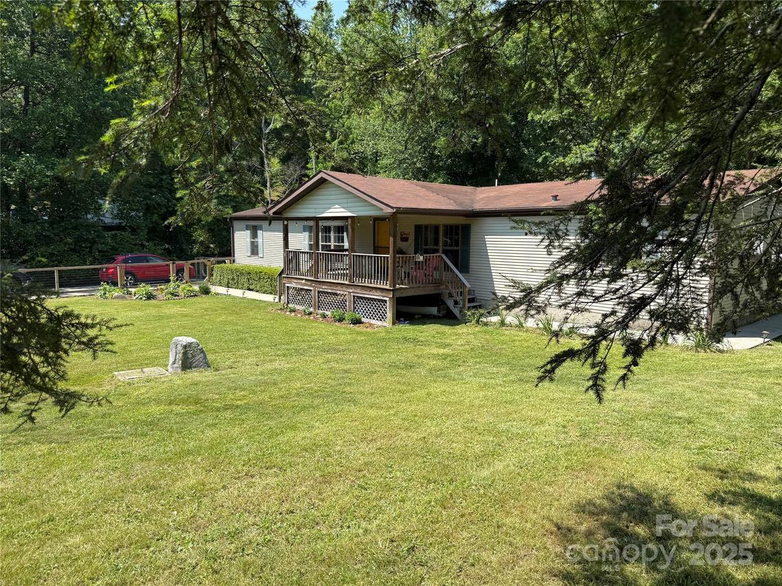 9 Henry White Ln., Leicester, NC 28748
