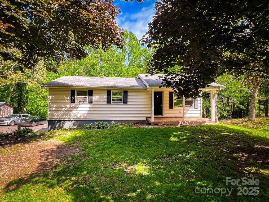 99 Boone St., Spruce Pine, NC 28777