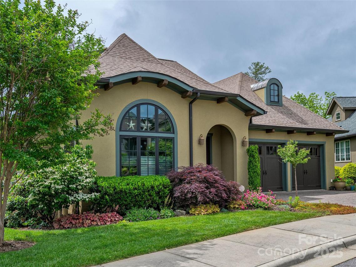 63 Chantilly Dr., Asheville, NC 28804