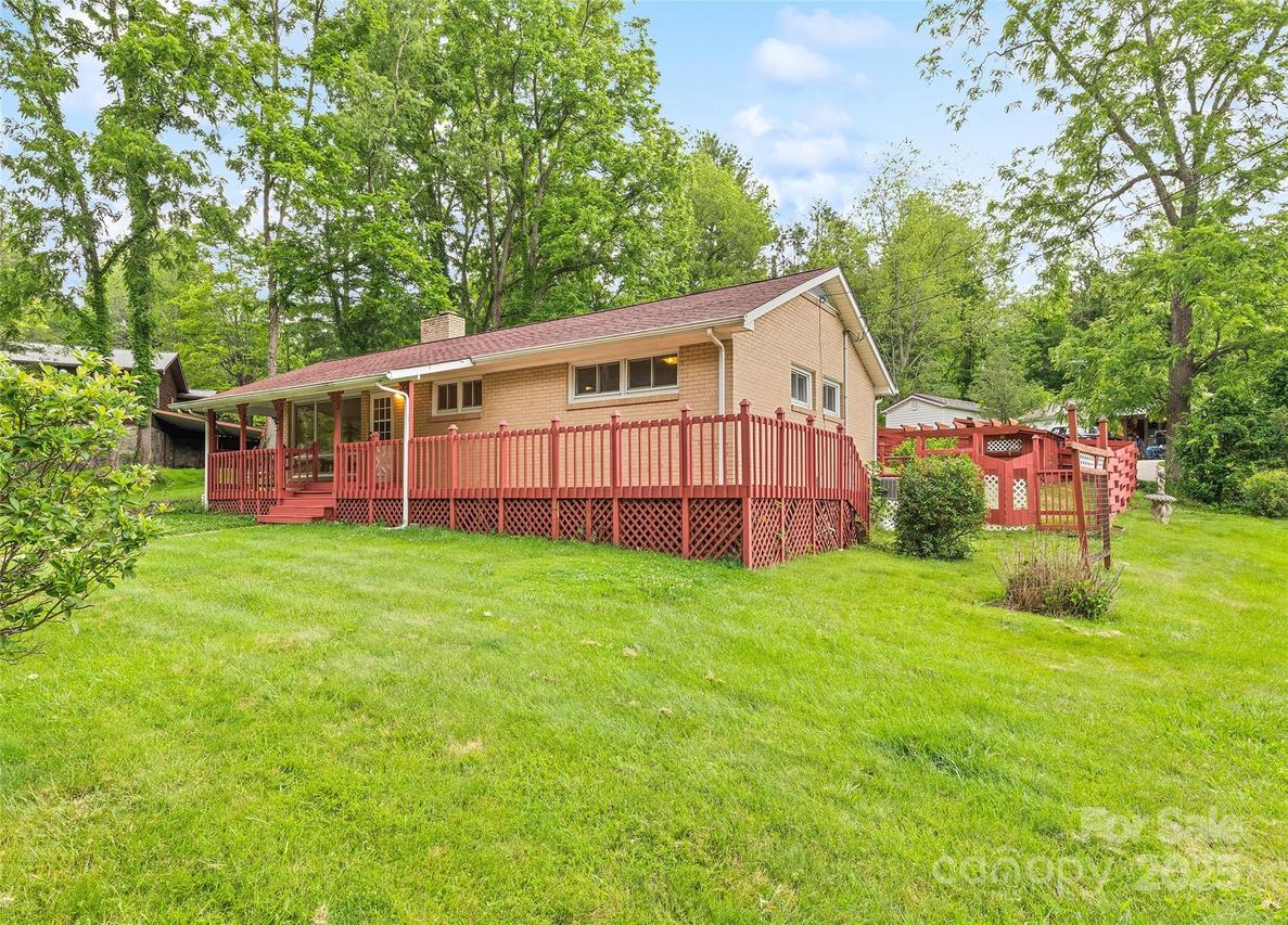 748 East St., Waynesville, NC 28786