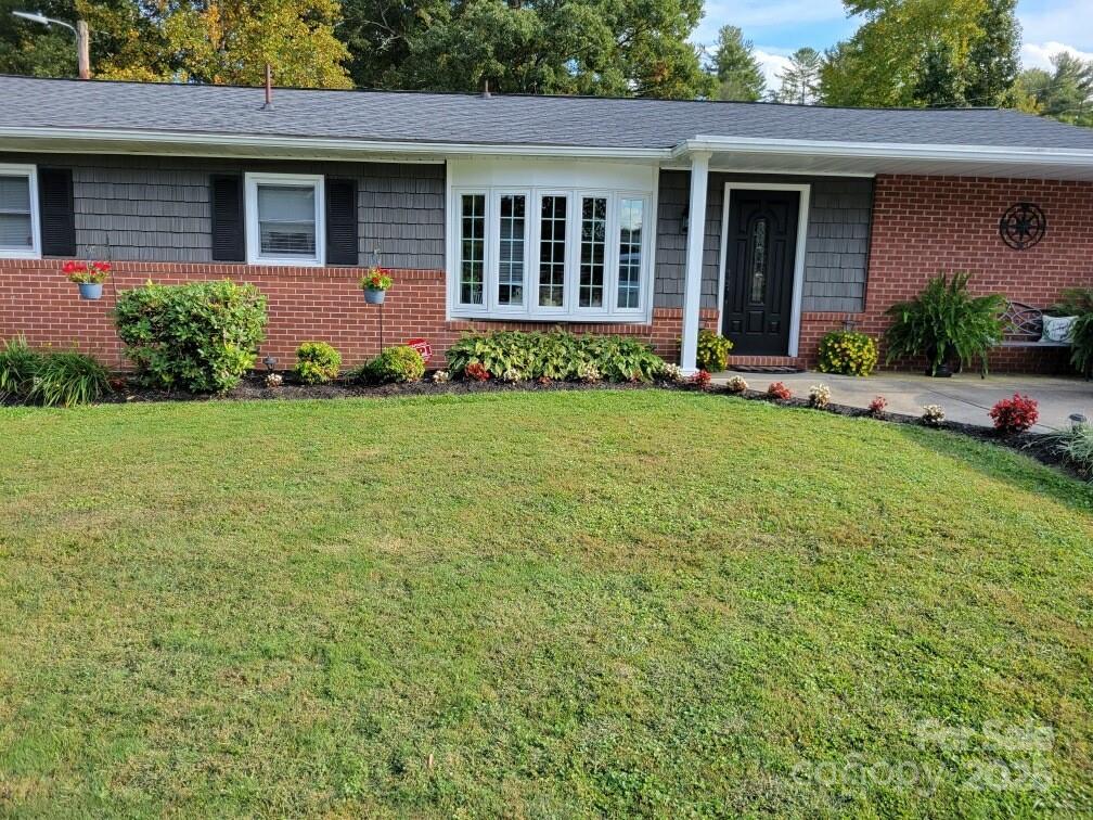 78 N Pinecrest Ln., Hendersonville, NC 28739