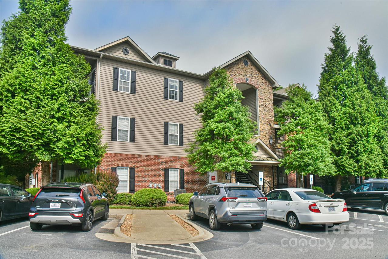 214 Appeldoorn Cir., Asheville, NC 28803