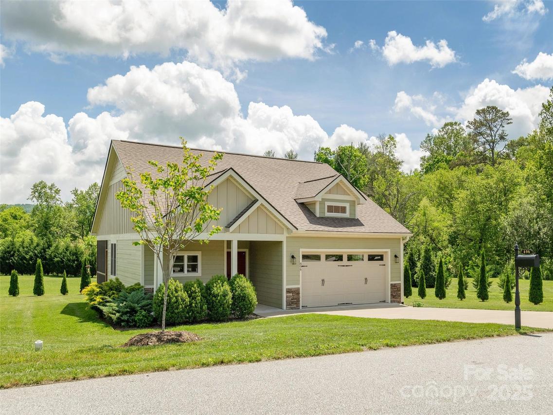 896 Blacksmith Run Dr., Hendersonville, NC 28792