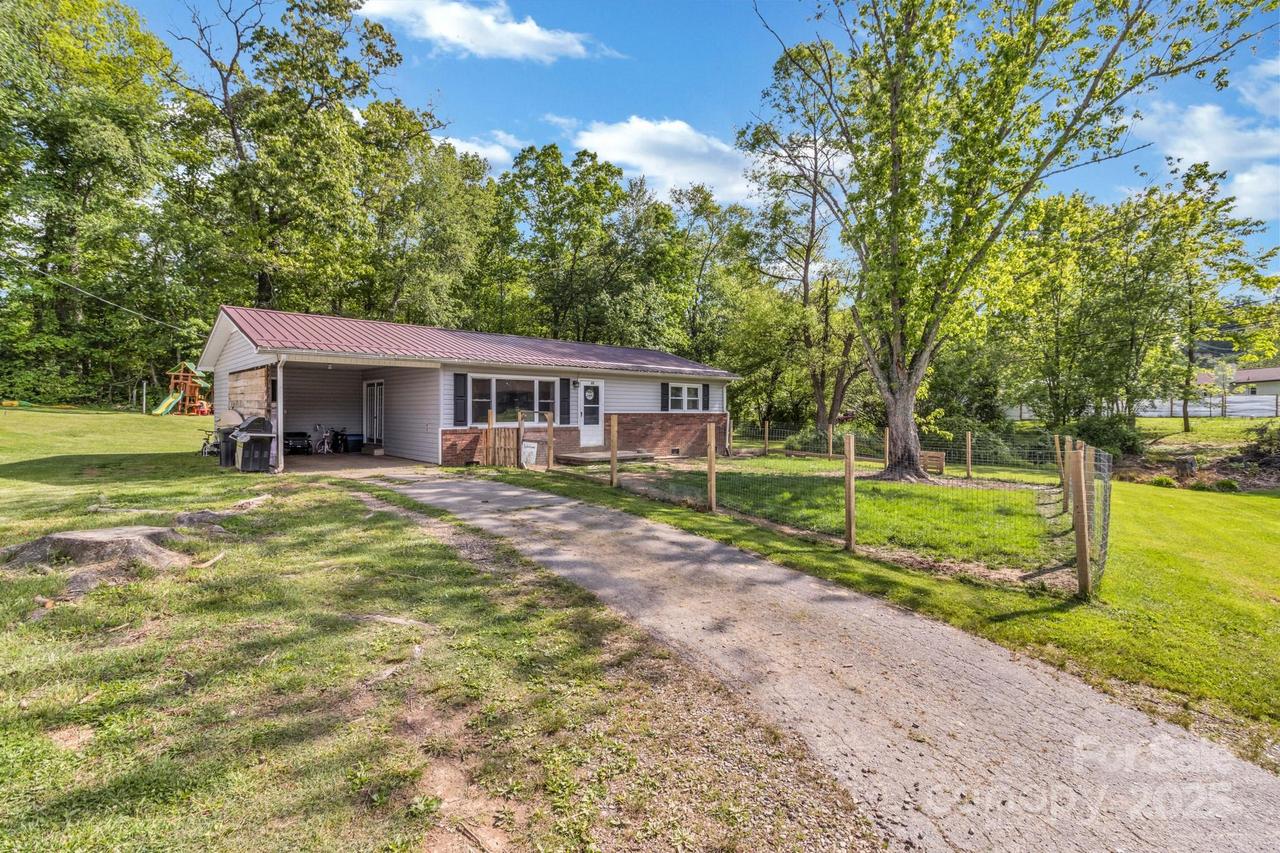 23 Grand Dr., Canton, NC 28716