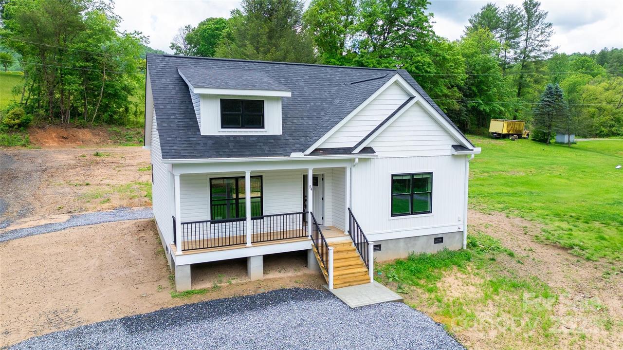 24 Queen Annes Dr., Tuckasegee, NC 28783