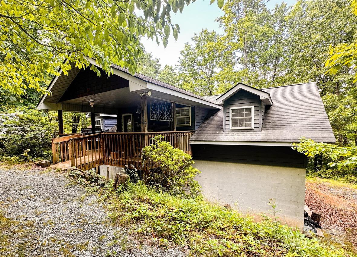 60 Mountain Page Rd., Saluda, NC 28773