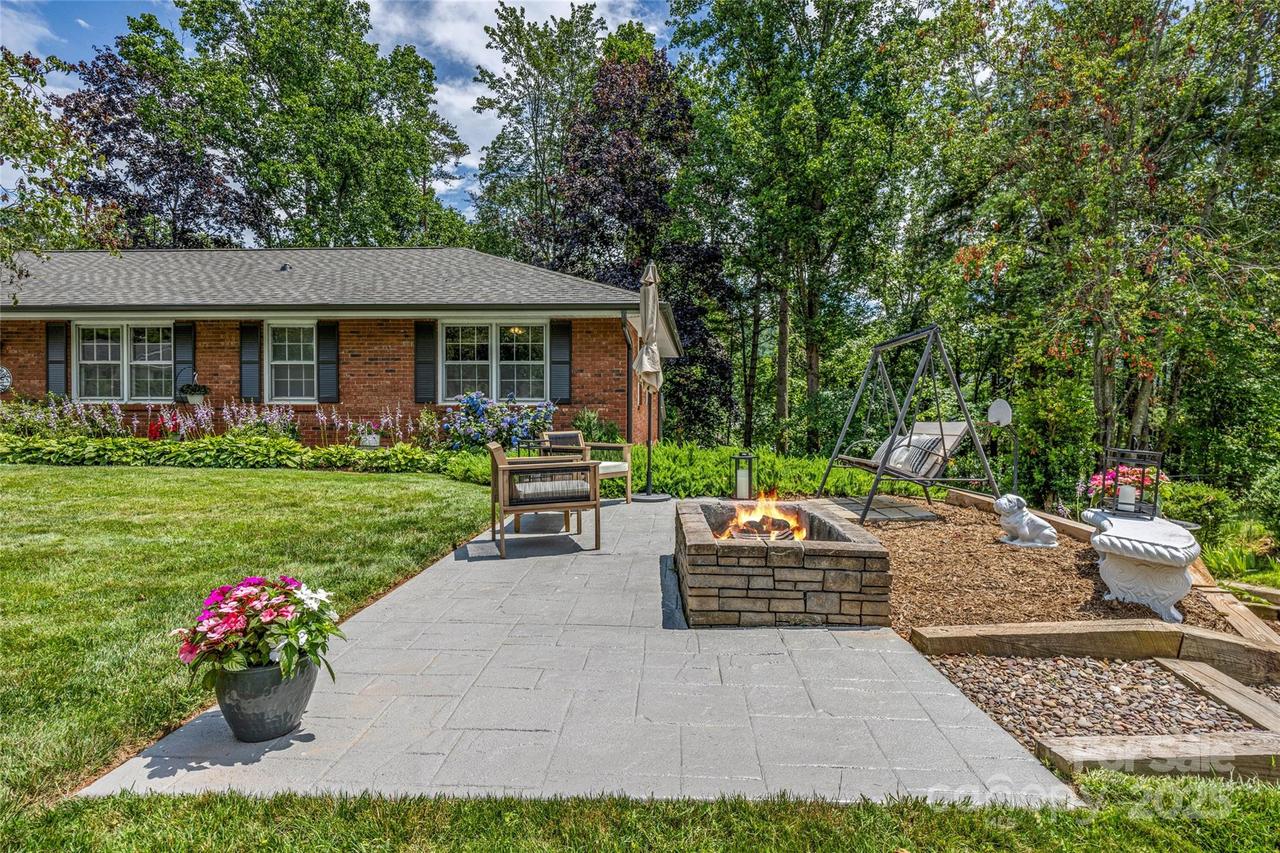 11 Blueberry Hill Rd., Asheville, NC 28804