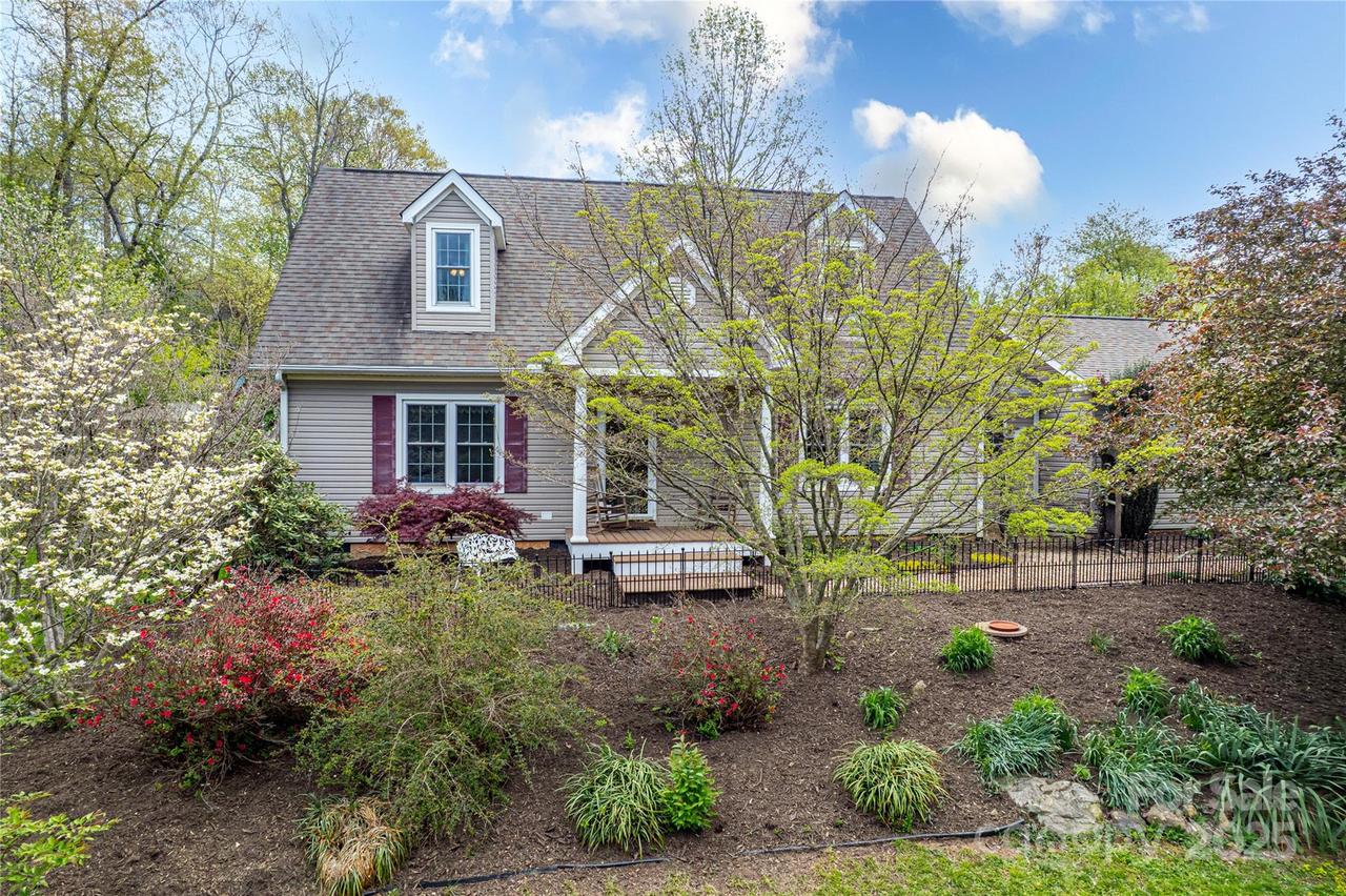 25 N Willow Brook Dr., Asheville, NC 28806