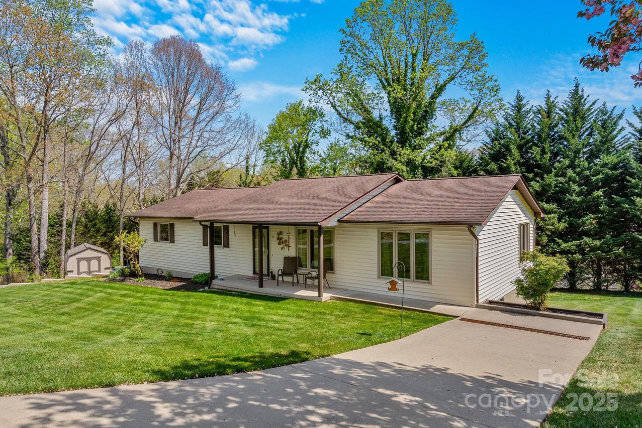 40 Singing Pines Dr., Candler, NC 28715