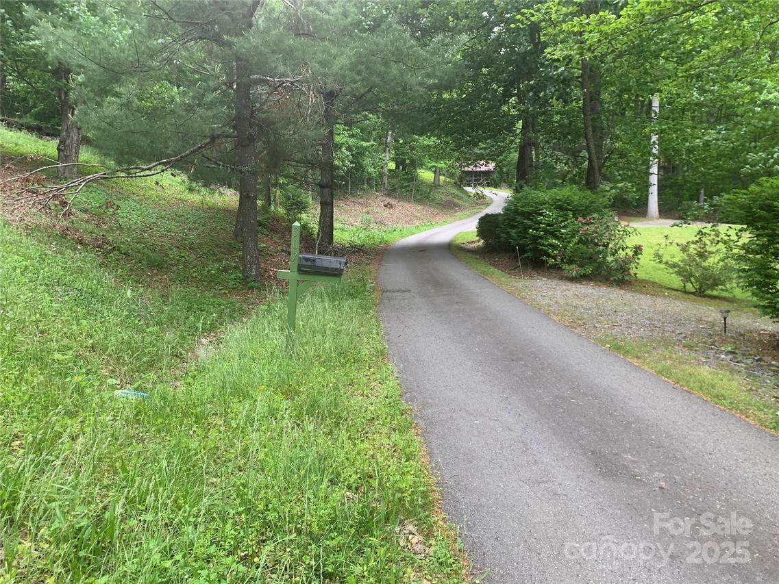 5 Friar Tuck Ln., Maggie Valley, NC 28751