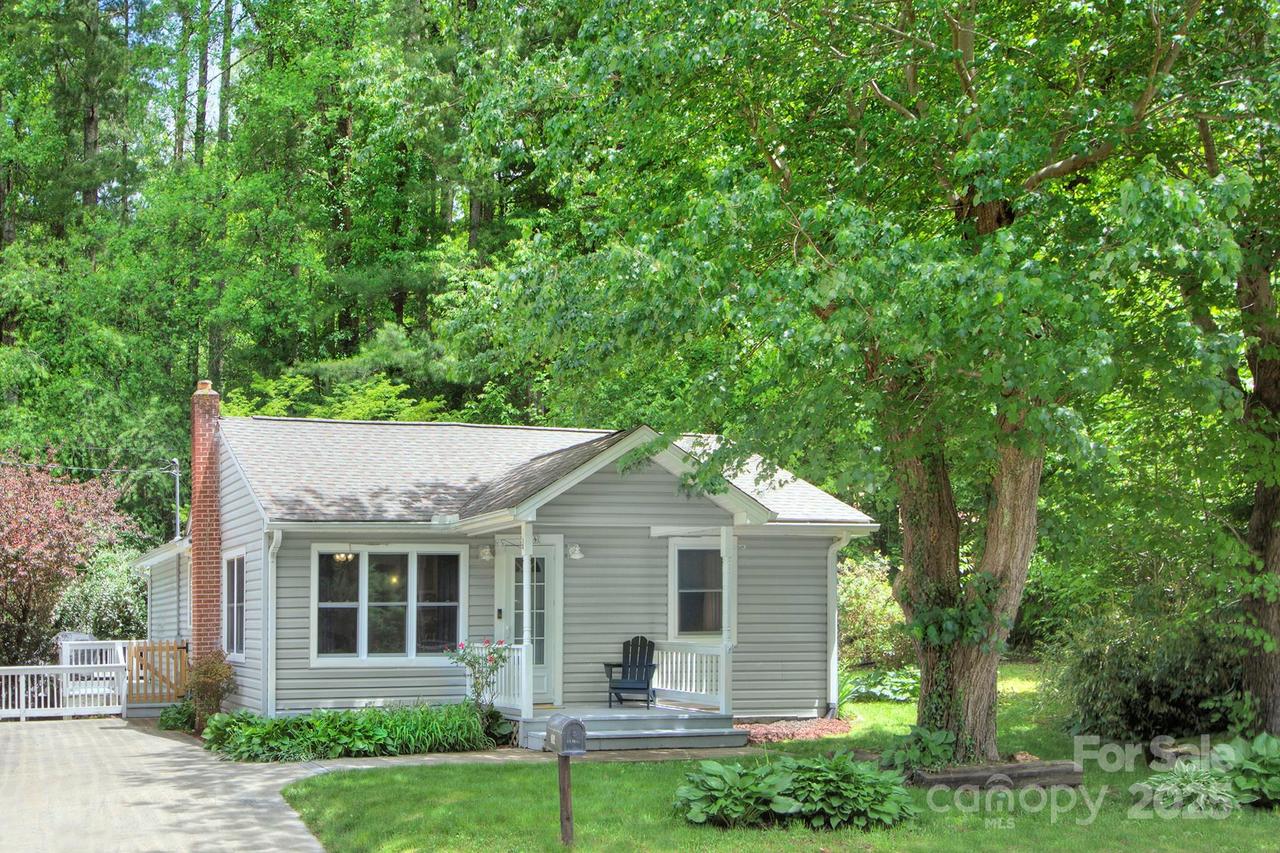 304 White Pine Dr., Hendersonville, NC 28739