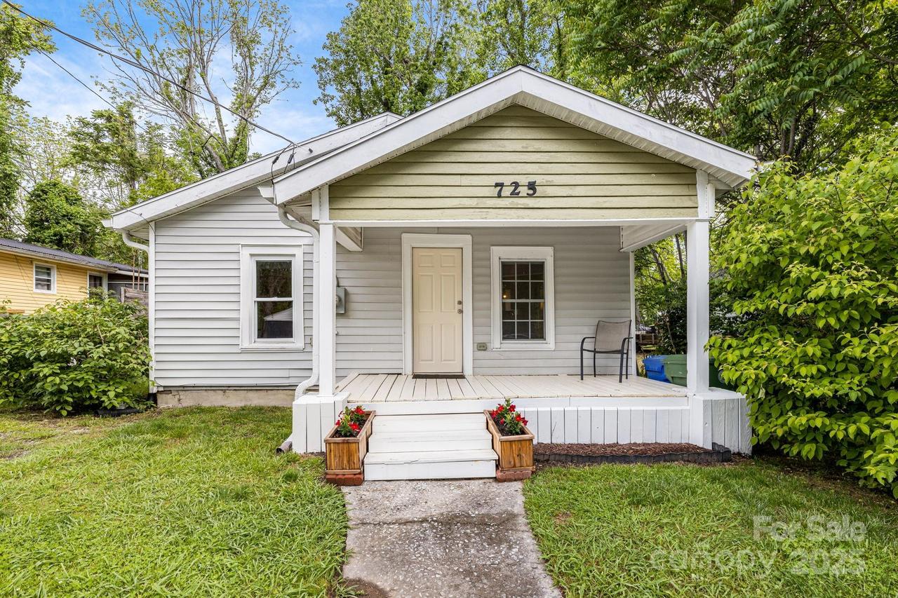 725 1st Ave., Hendersonville, NC 28739