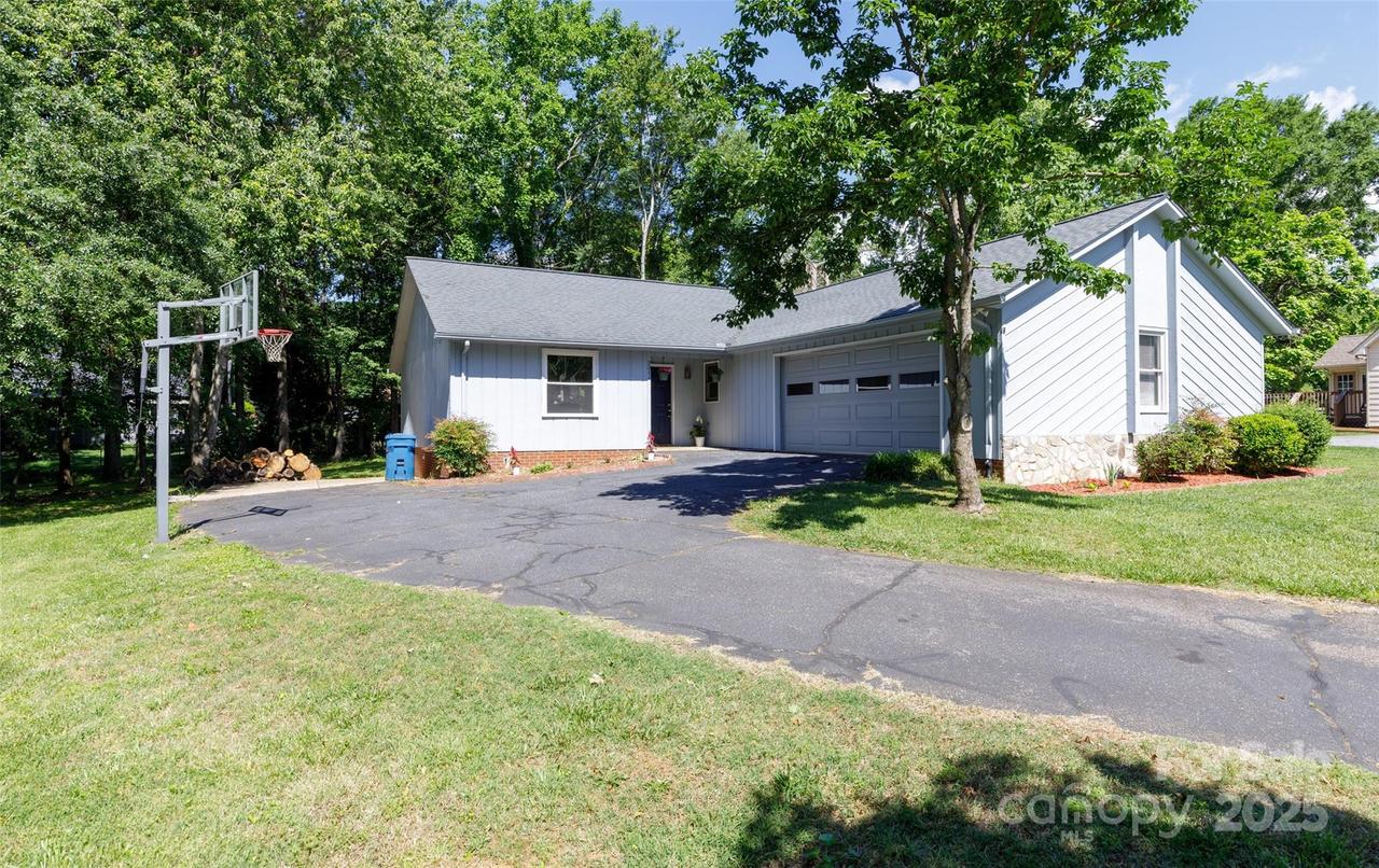2011 20th Street Pl., Hickory, NC 28601