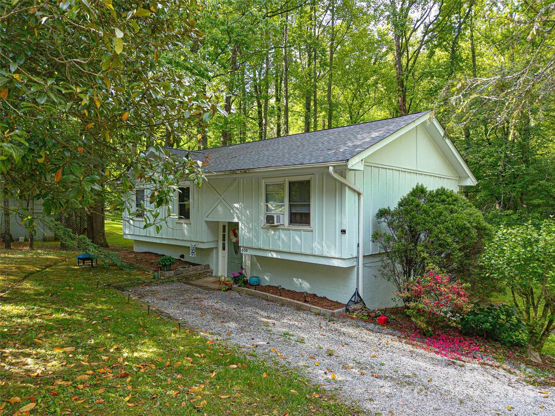 659 Salisbury Rd., Hendersonville, NC 28792