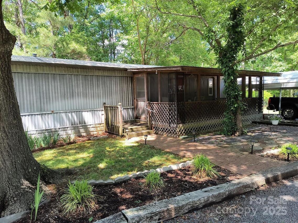 189 6th Ave., New London, NC 28127