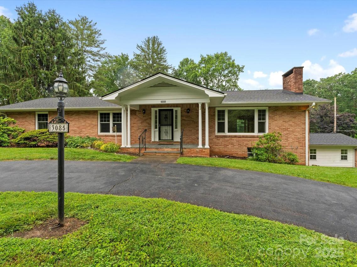 3085 Napier Dr., Hendersonville, NC 28792